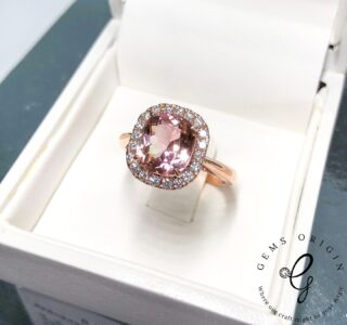 [Handcrafted by Gems Origin, Bespoken]

Pink Tourmaline simply set in rose gold with a halo of diamonds to accentuate its beauty. 

#Gemsorigin #singaporejewellery #pinktourmaline #jewelleryofinstagram #ring #bespokejewellery